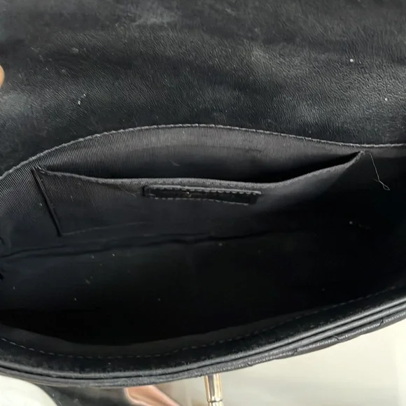 🦄 Authentic GORGEOUS CHANEL
Lambskin Quilted Camellia Flap Black - Picture 10 of 12